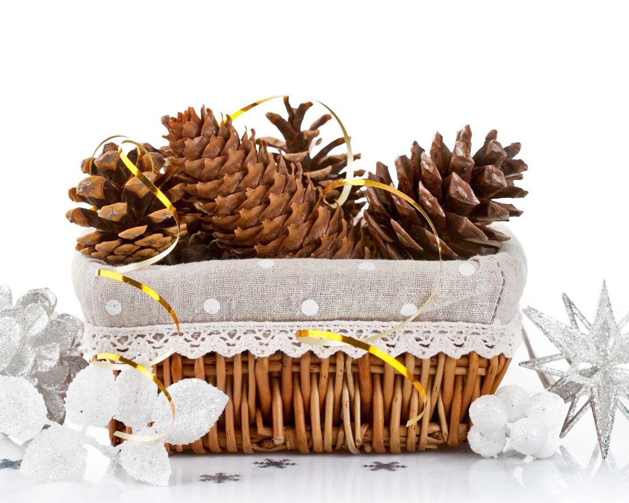 Корзина с еловыми шишками