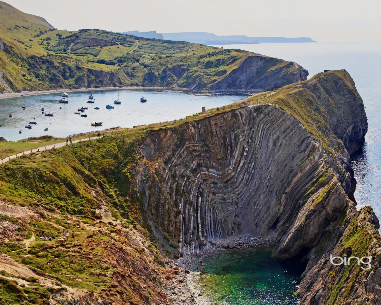 Лодки в озере у берега моря