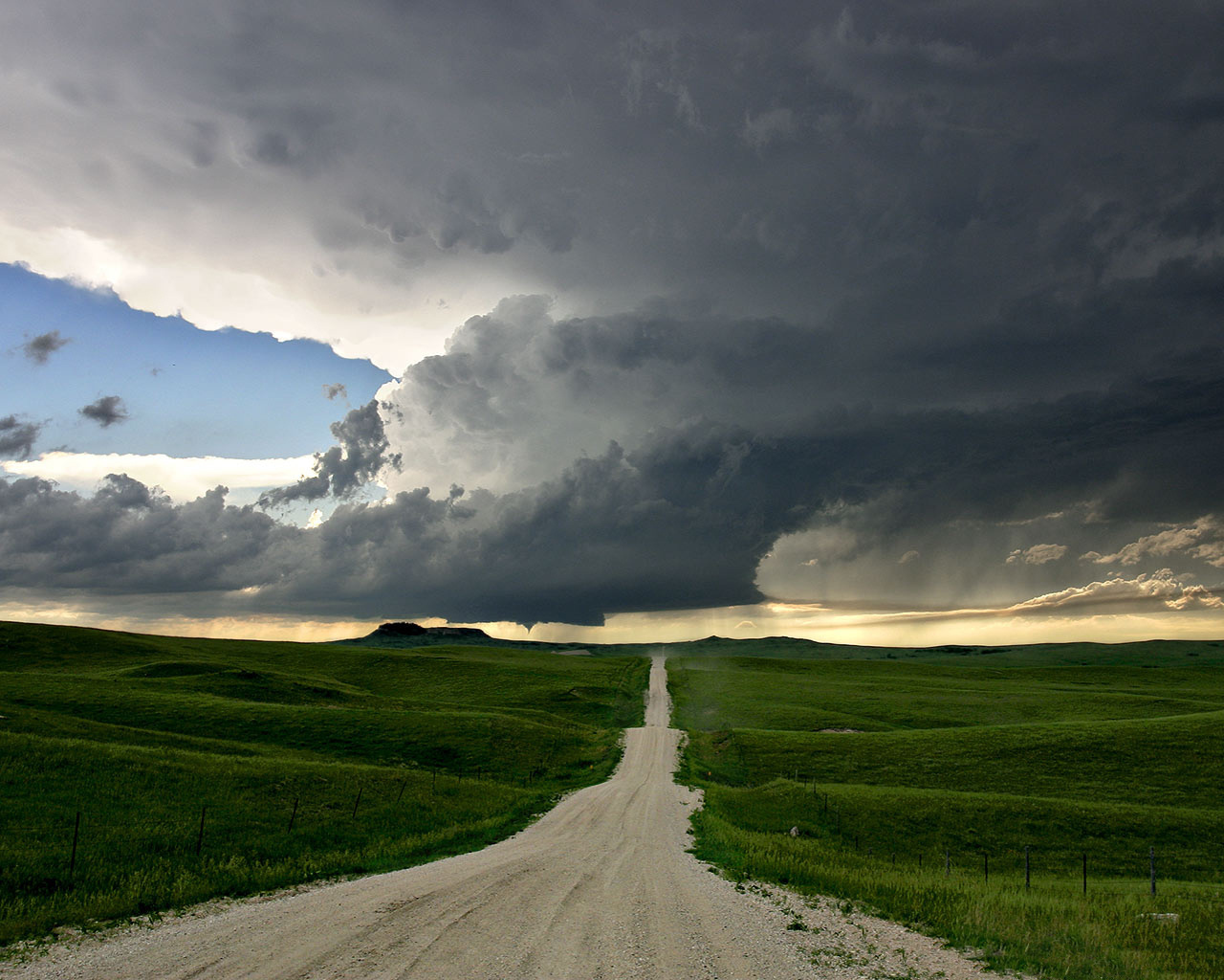 Пасмурная погода на дороге