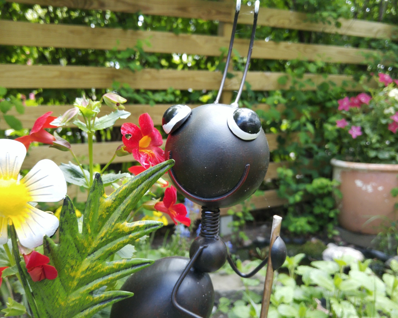 Фигурка муравья в саду