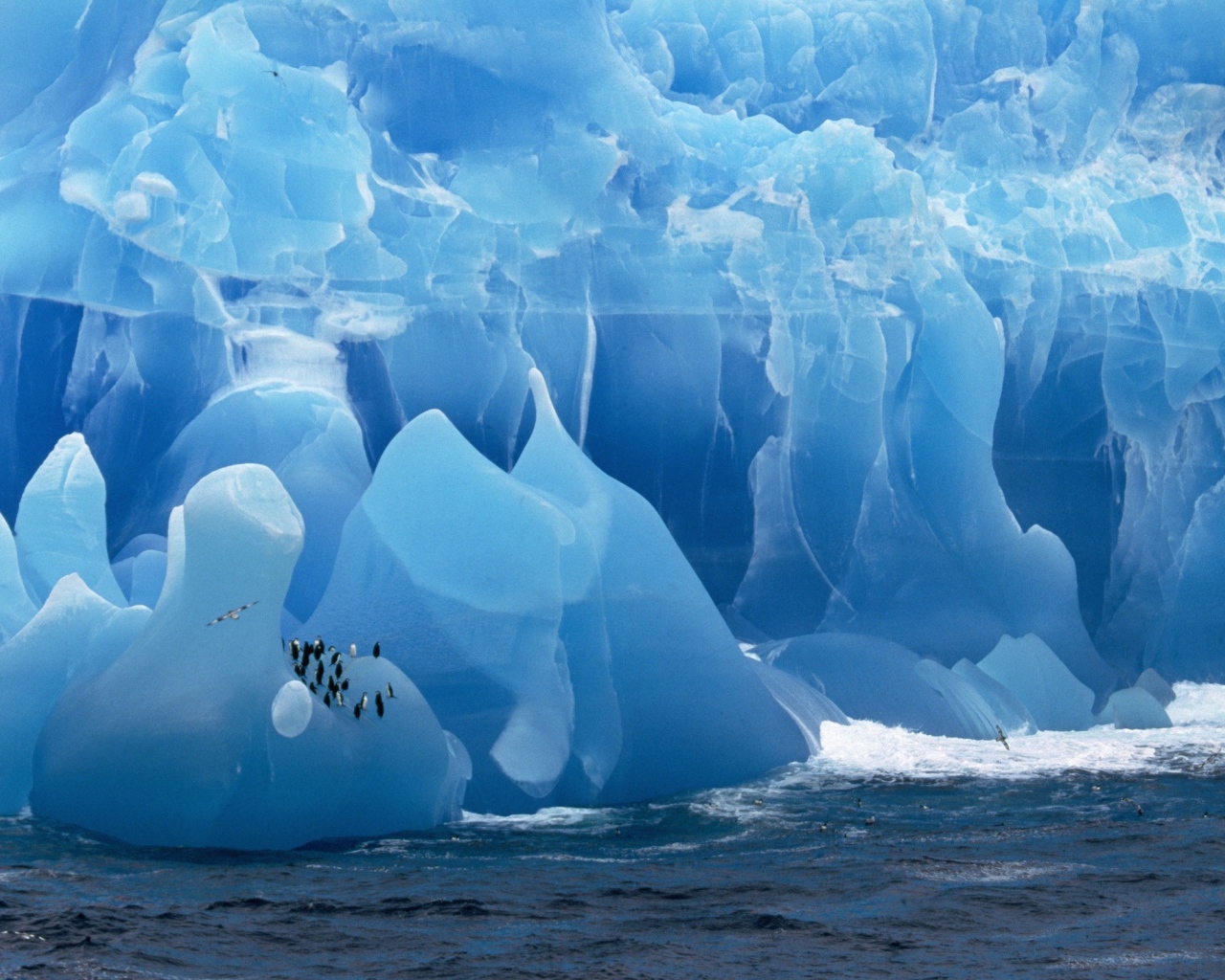Великолепный голубой ледник
