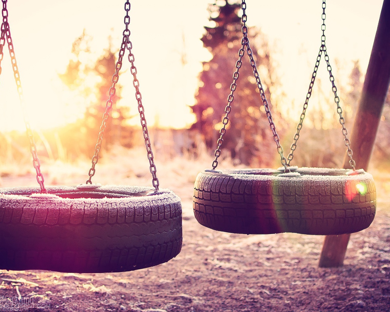 Иней на качелях из шин