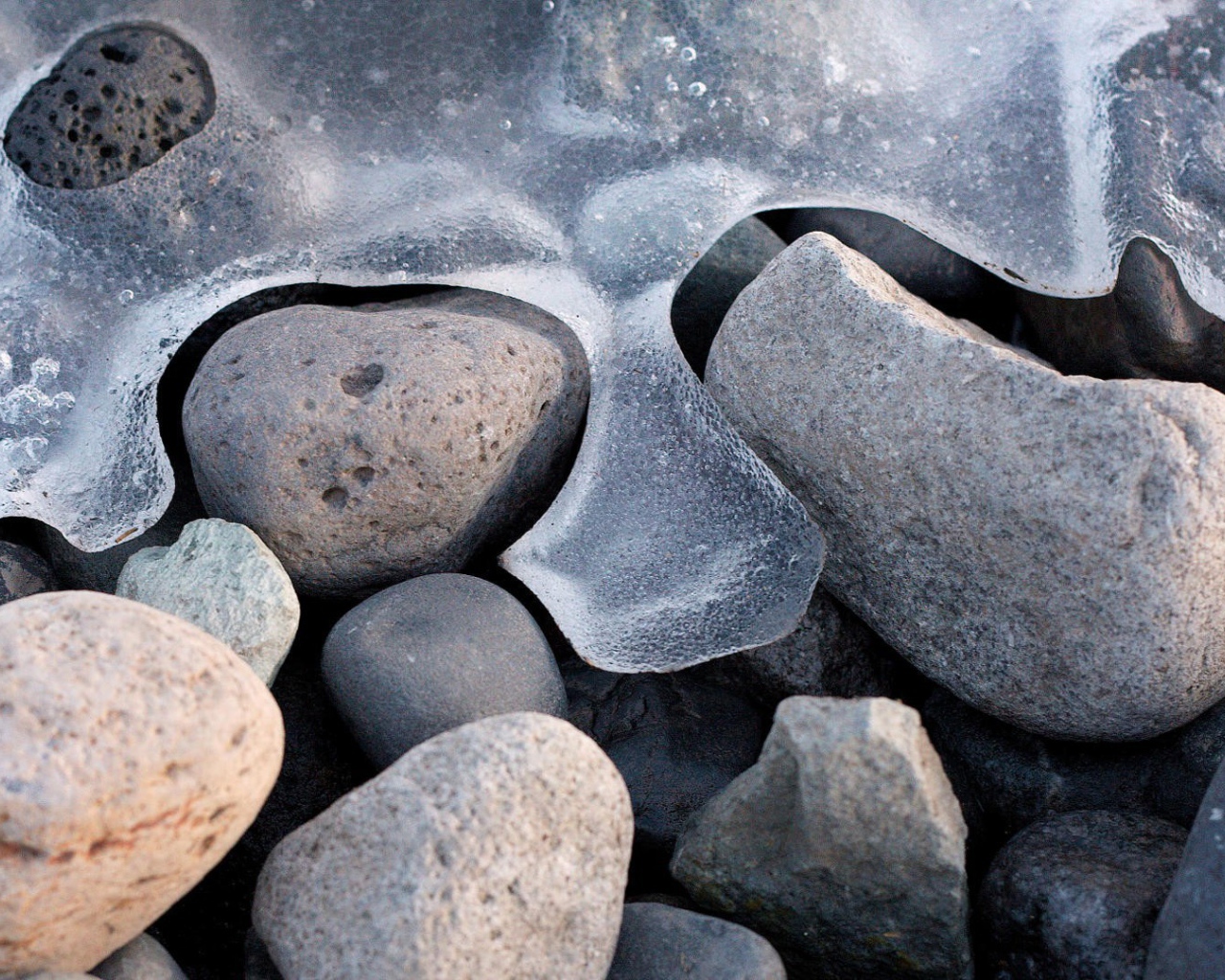 Лед на камнях