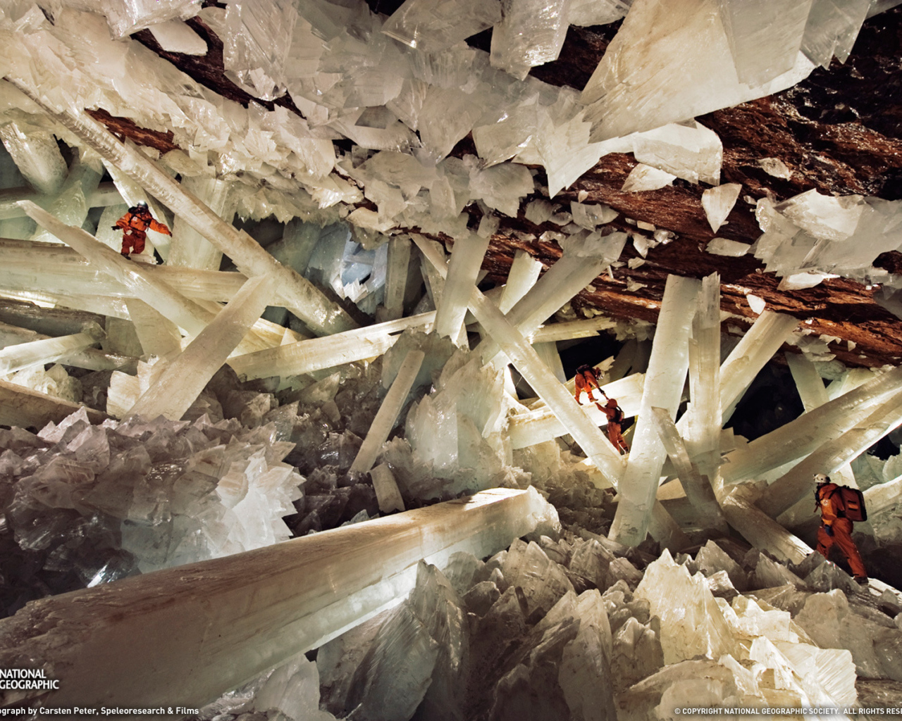 Большие кристаллы в пещере