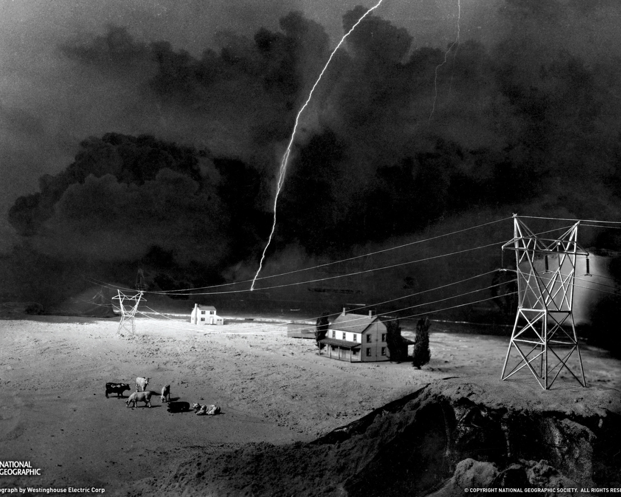 Молния ударила в провода