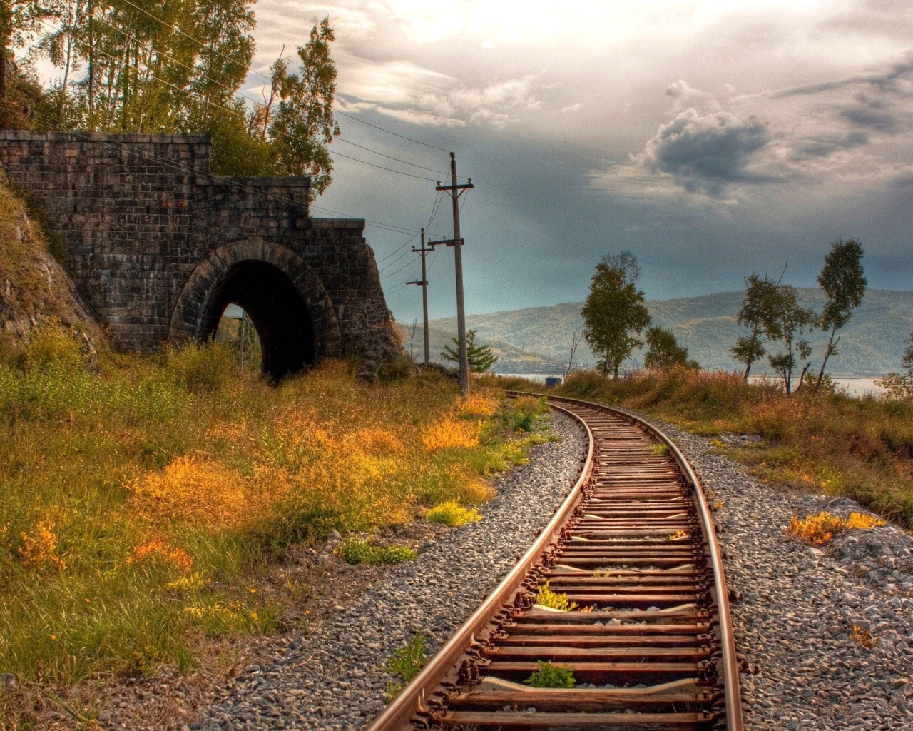 Старая железная дорога у разрушенного тоннеля