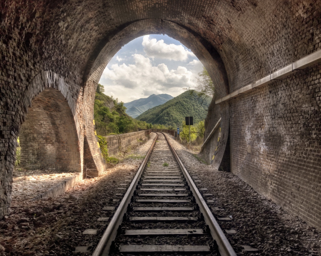 Железнодорожный тоннель из камня