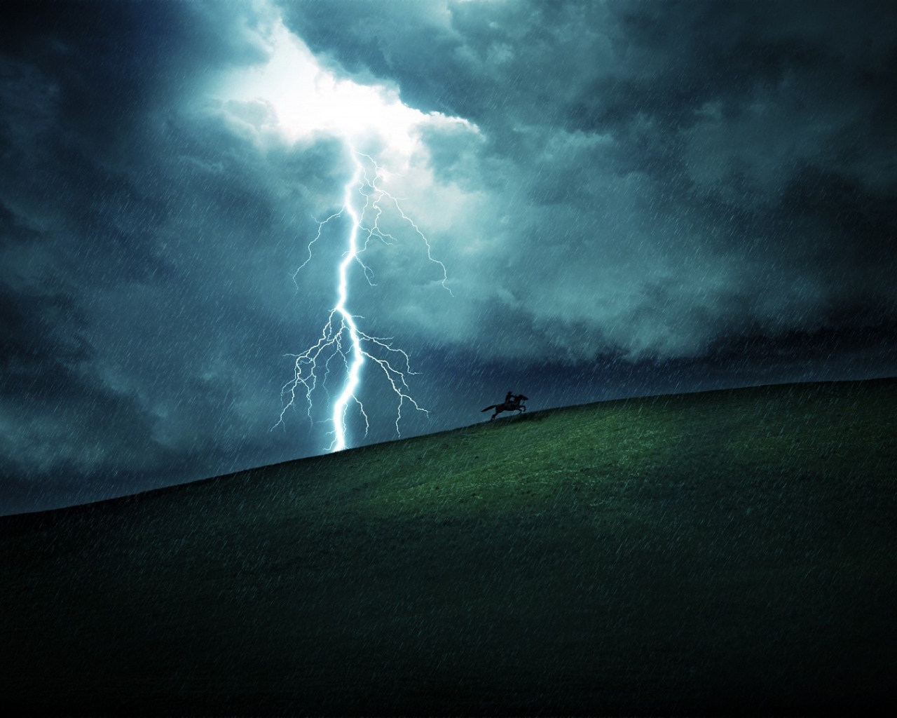Всадник убегает от молнии и грозы