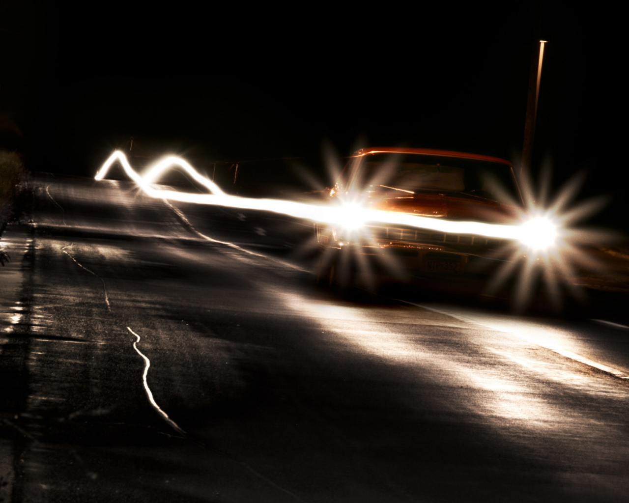 Автомобиль на ночной дороге