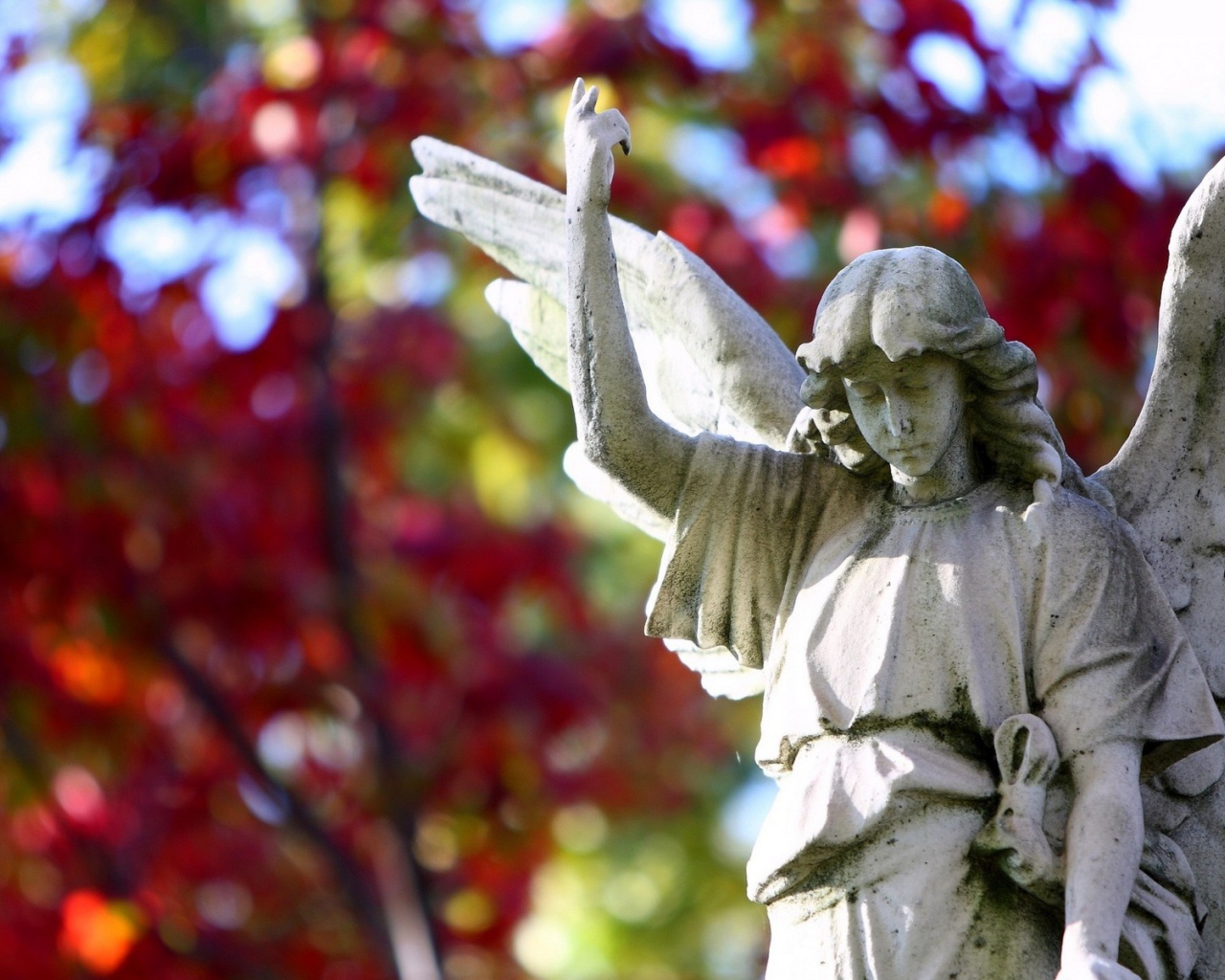Фигура ангела в саду