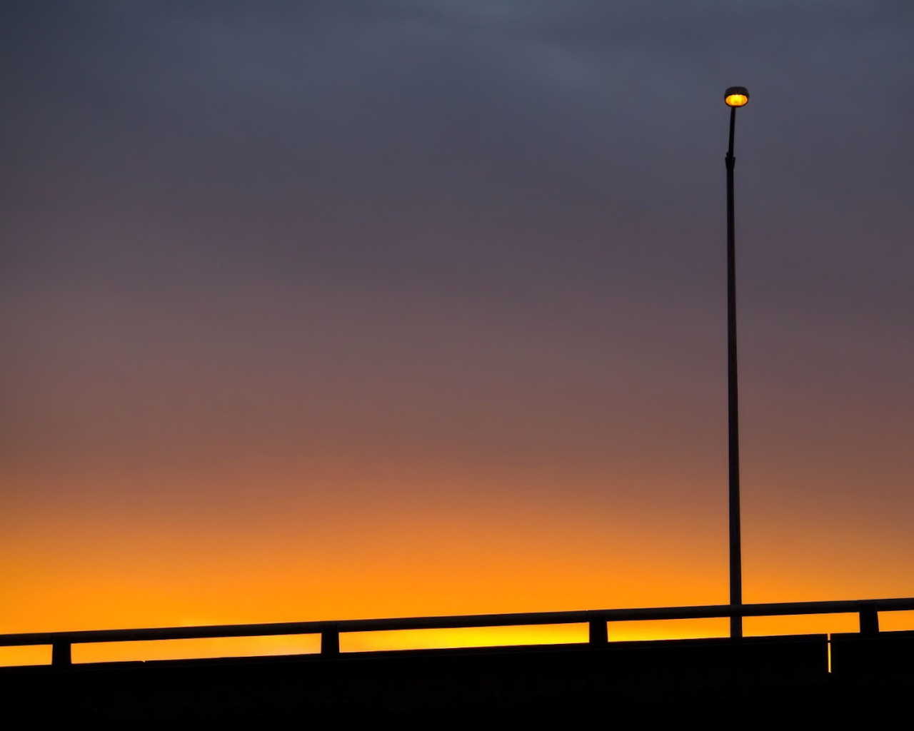 Фонарь в на рассвете