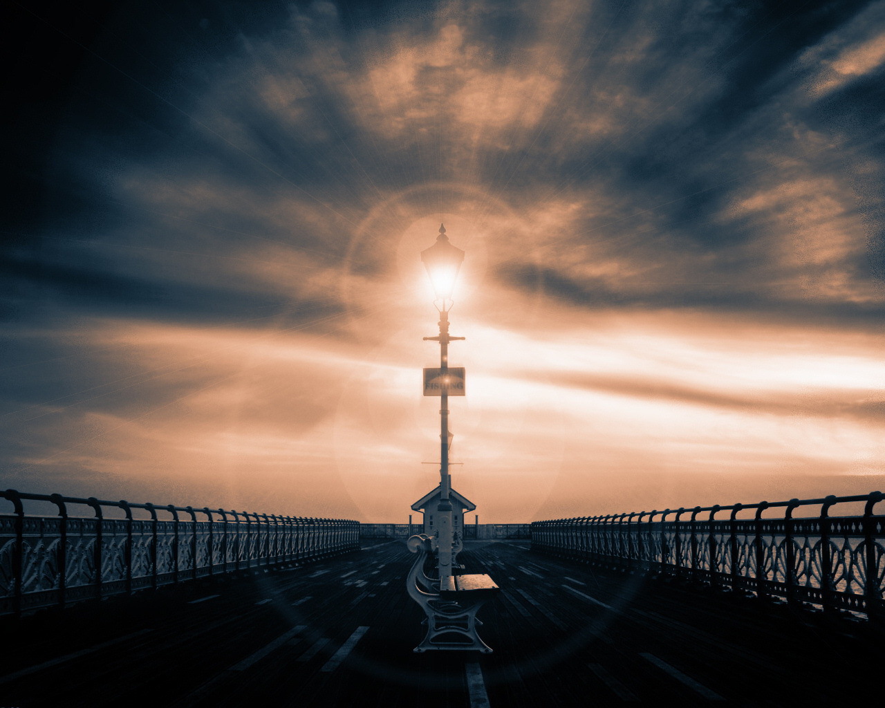 Фонарь и скамейка на пирсе