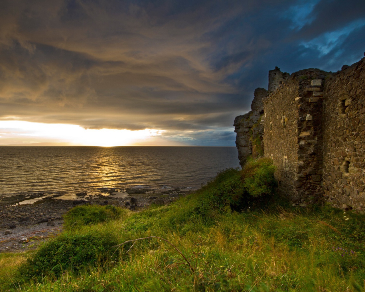 Стена старинной постройки на берегу моря