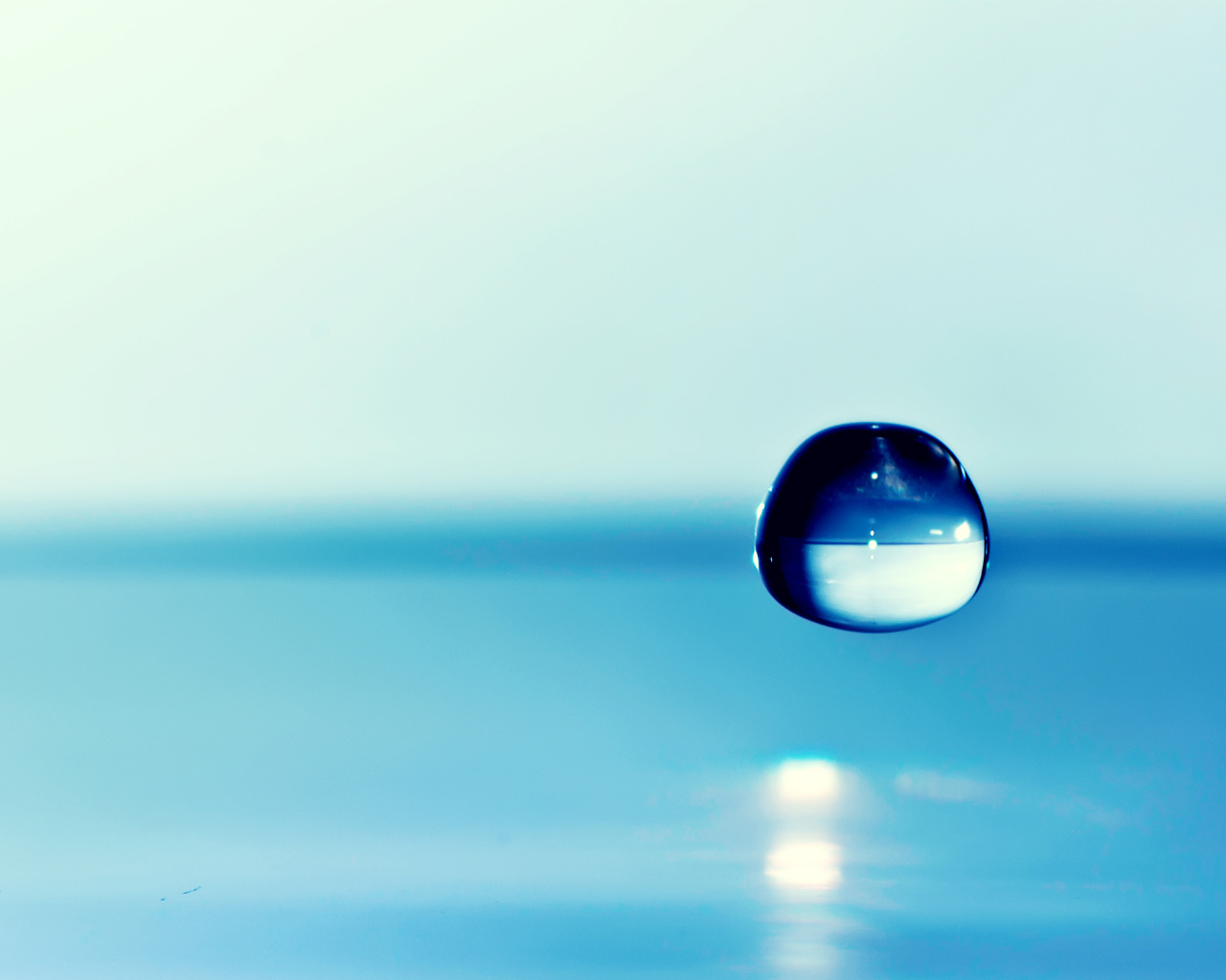 Падающая голубая капля воды