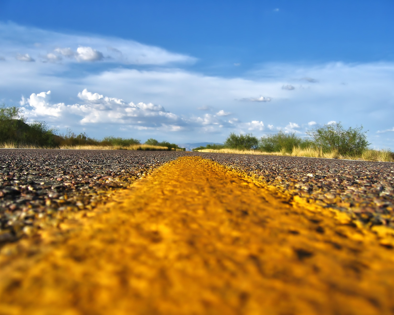 Желтая разметка на асфальте