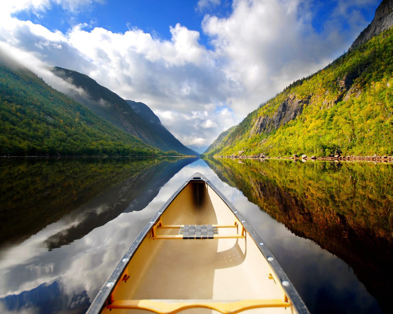 Прогулка на лодке по спокойному горному озеру