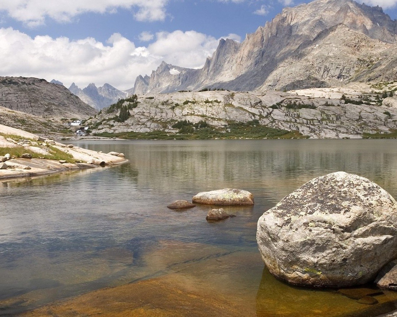 Одинокий валун в озере