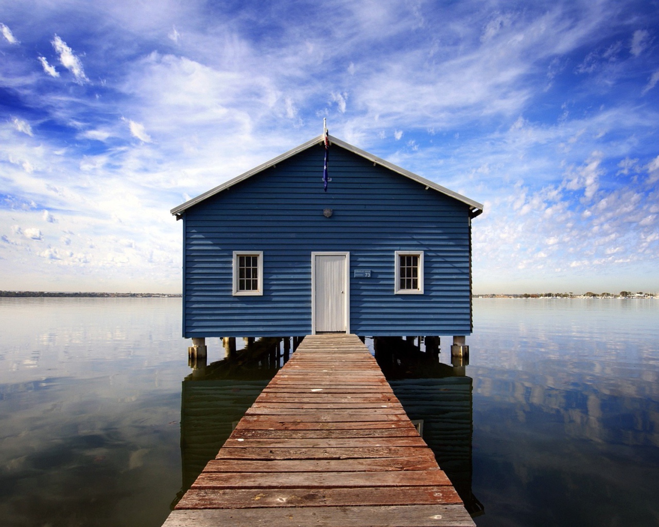 Синяя лодочная станция на озере