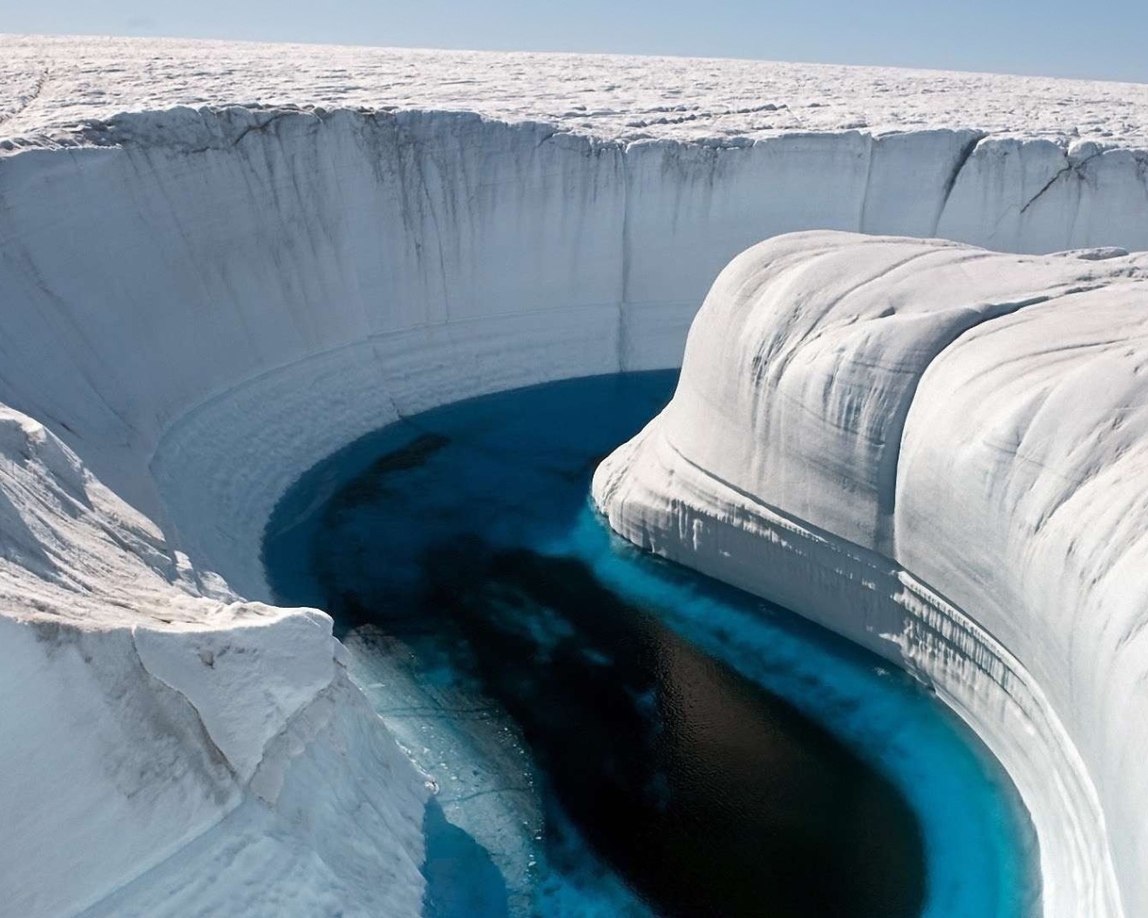 Синяя река в снежном каньоне