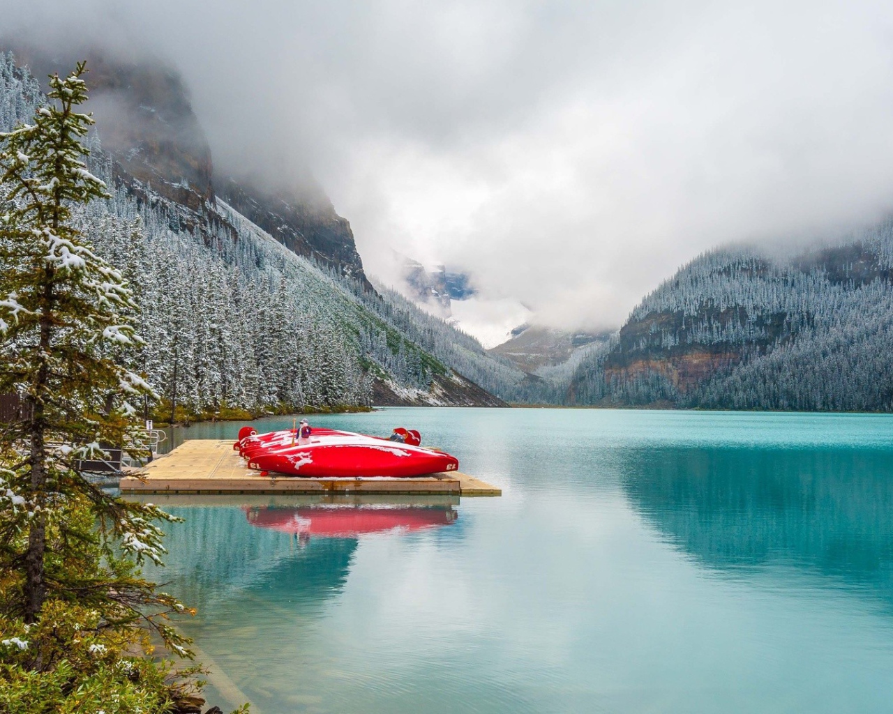 Лодки на причале горного озера