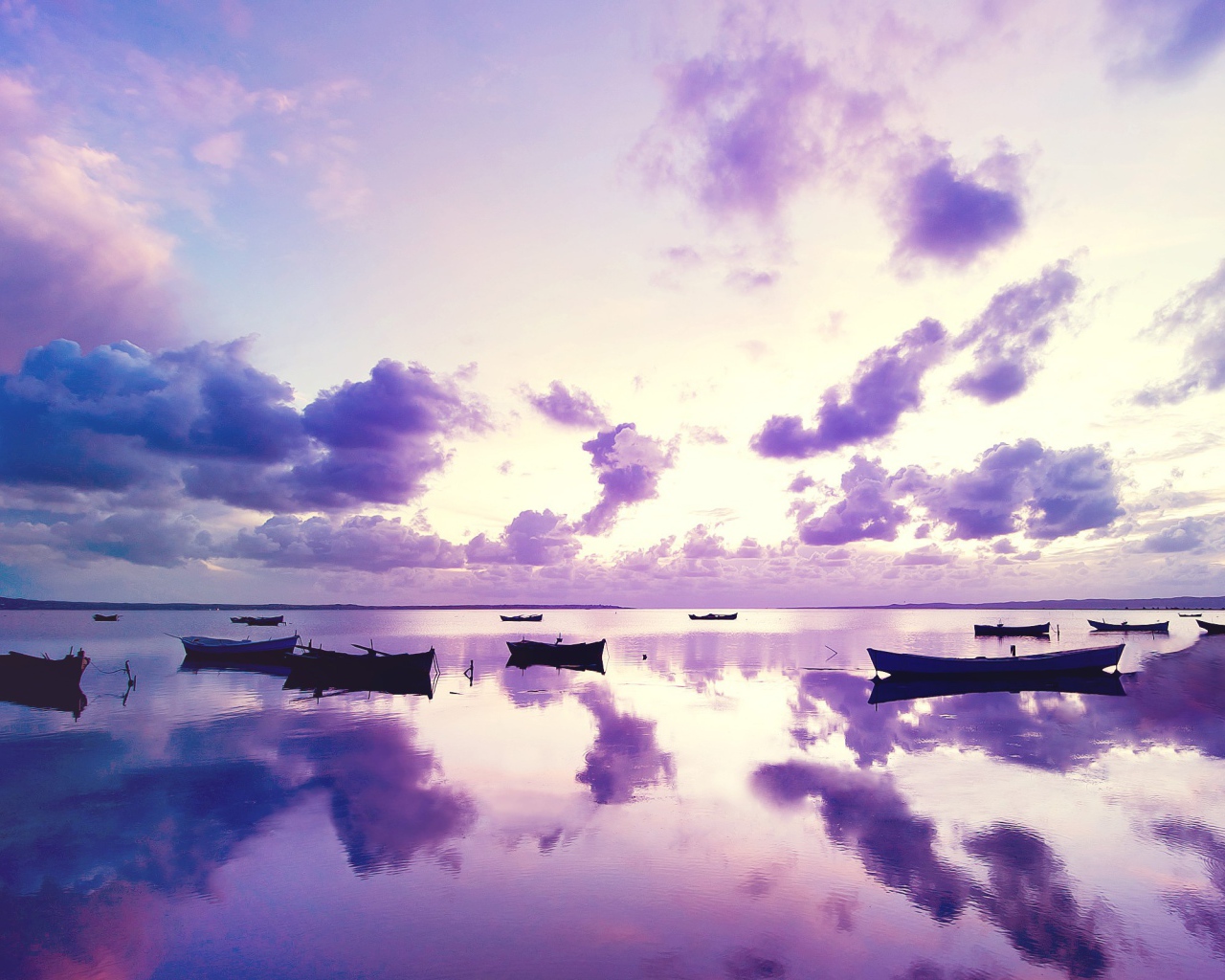 Лодки на фиолетовом озере