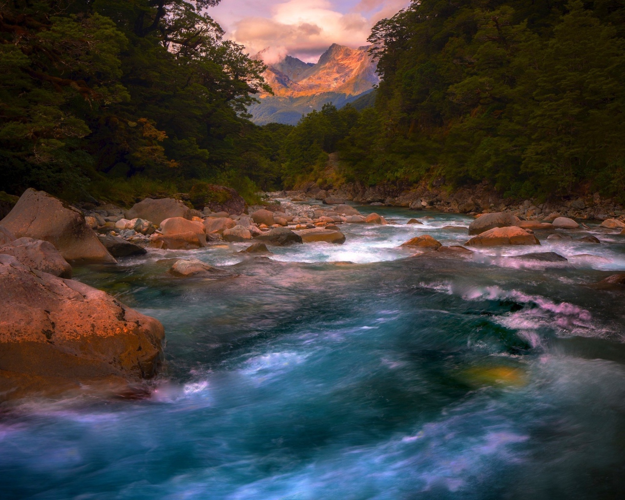 Валуны в бурной горной реке