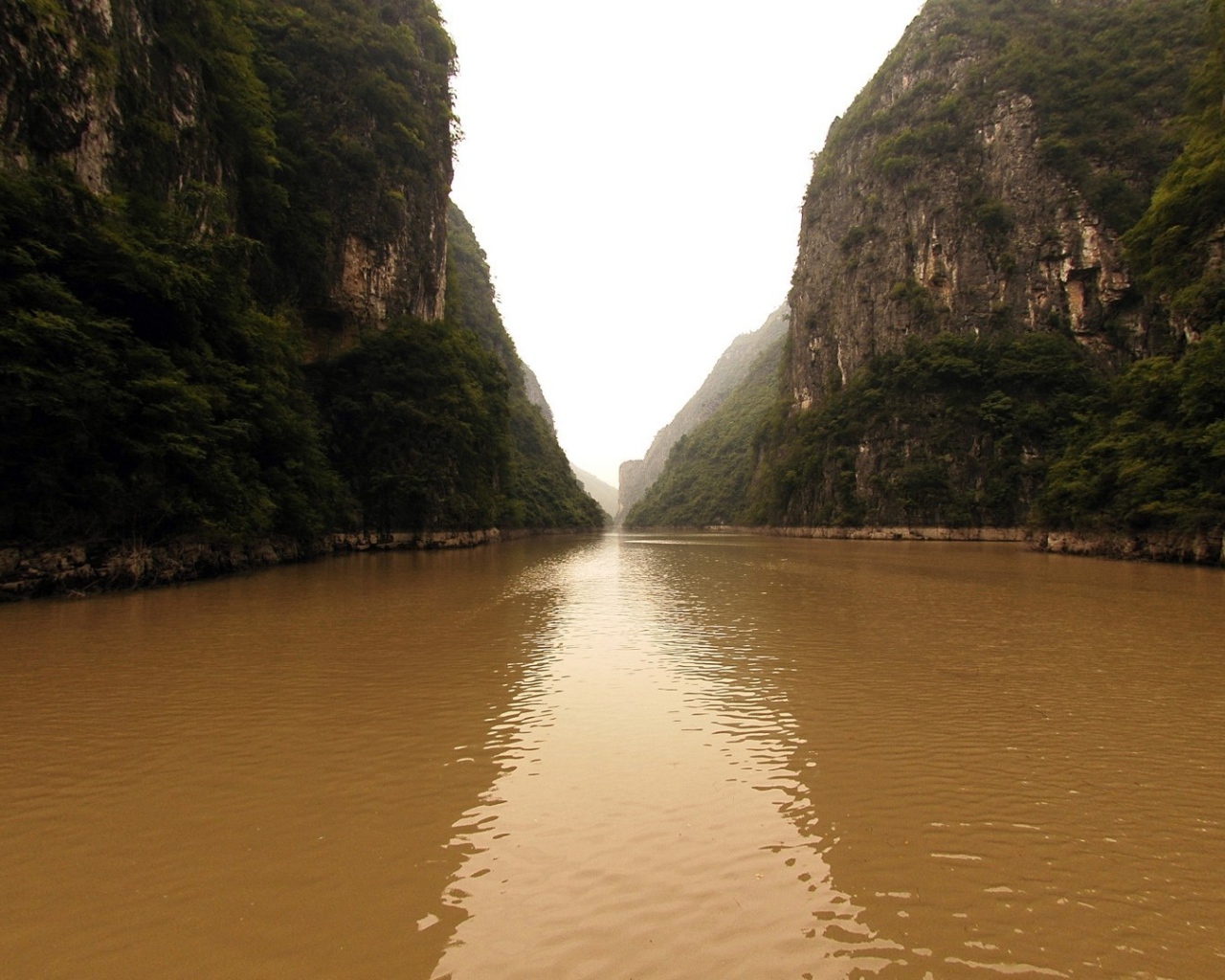 Коричневая вода реки между скал