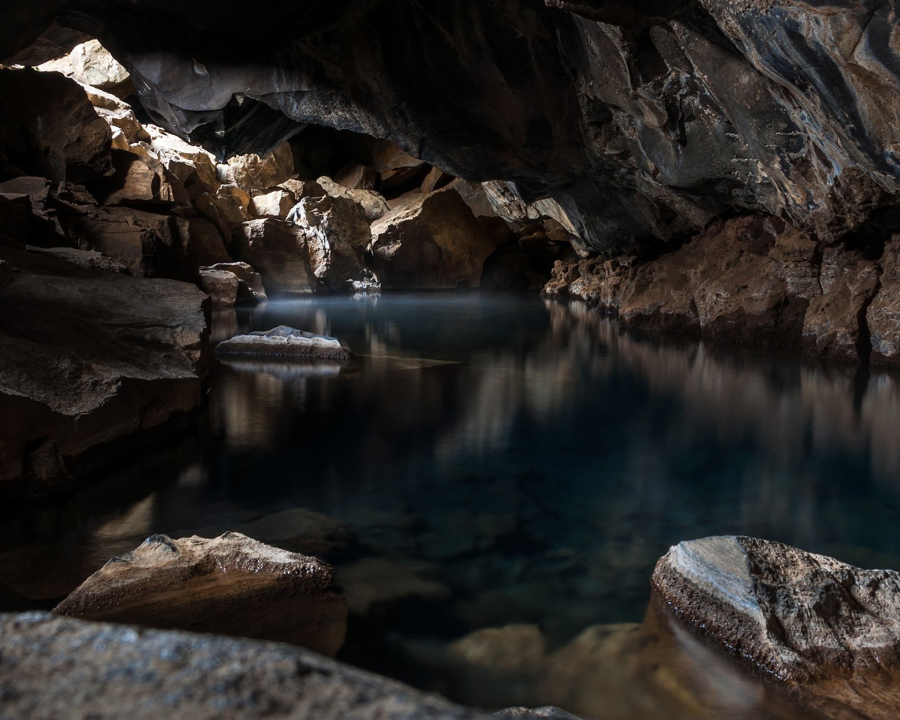 Прозрачная вода в озере в пещере