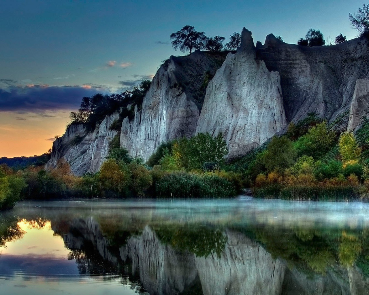 Отвесные скалы на берегу реки