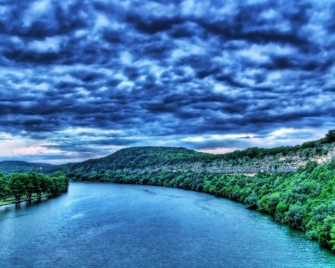 Темно синие облака над рекой