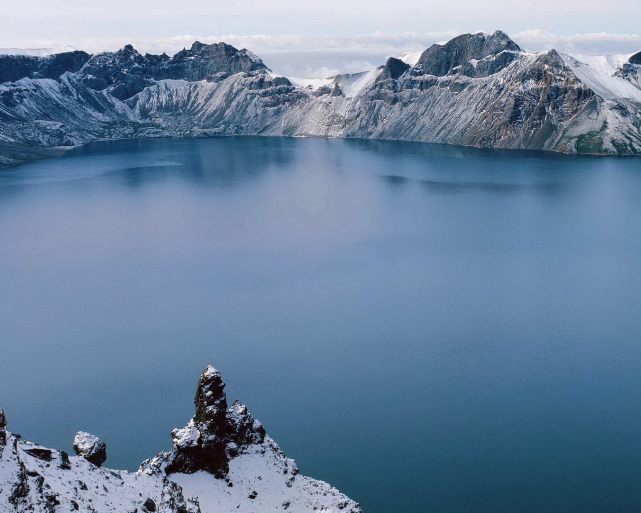Темное озеро в жерле старого вулкана
