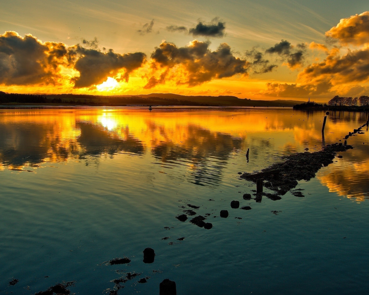 Огненный закат отражается в озере