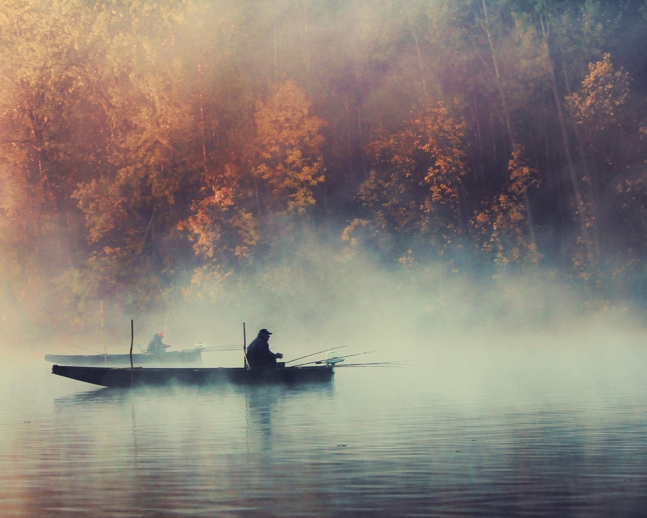 Рыбаки на озере в утреннем тумане