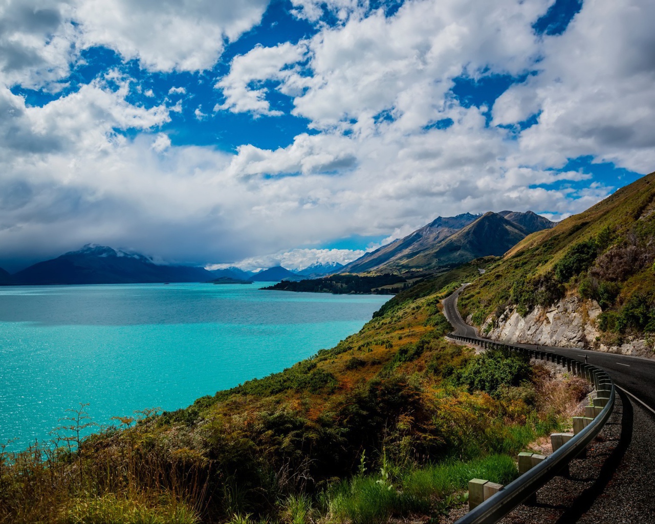 Шоссе по берегу голубого озера