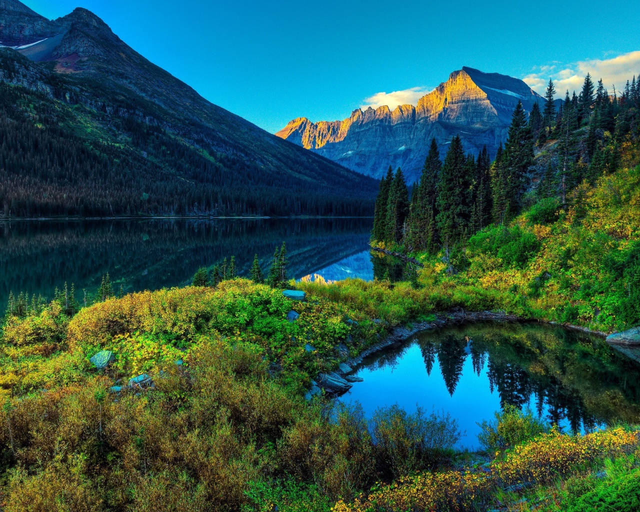 Озерцо у спокойной реки в горах