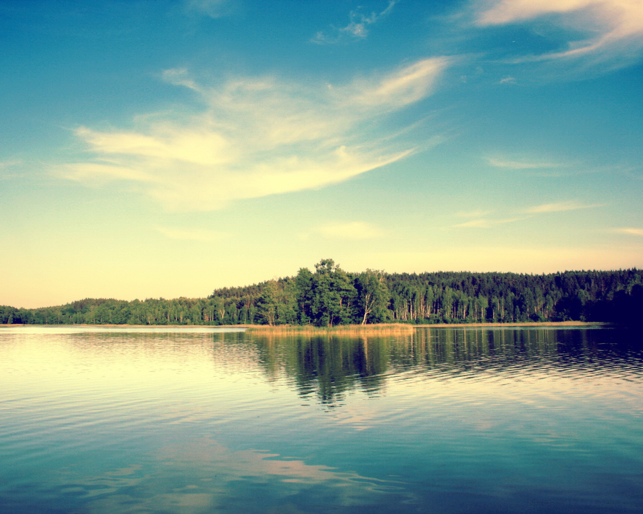 Легкие облака над озером