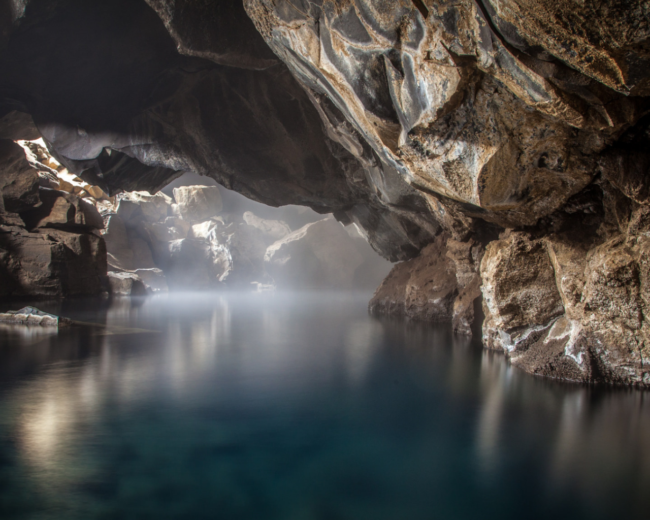 Туманное озеро в пещере