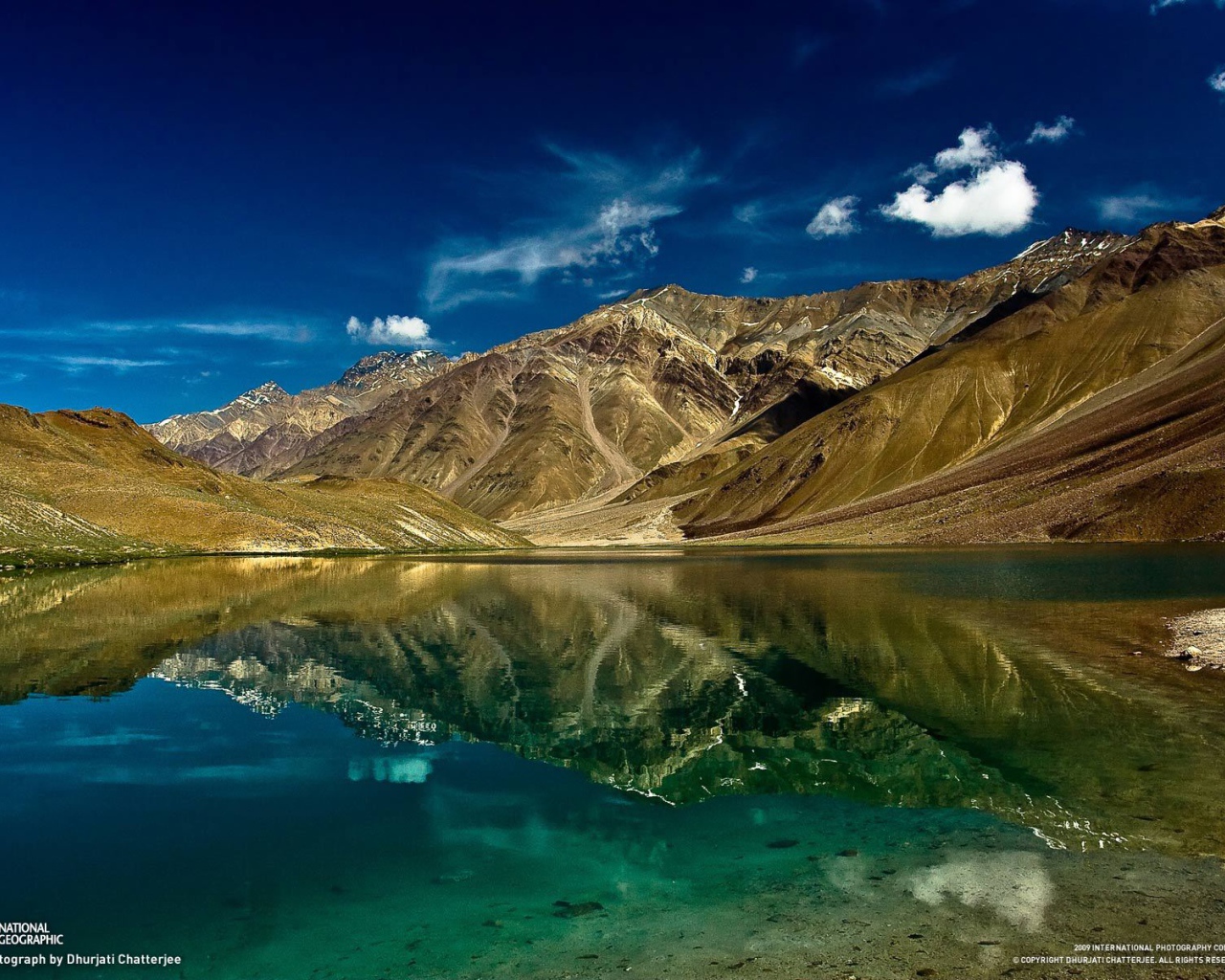 Горы , озеро и небо