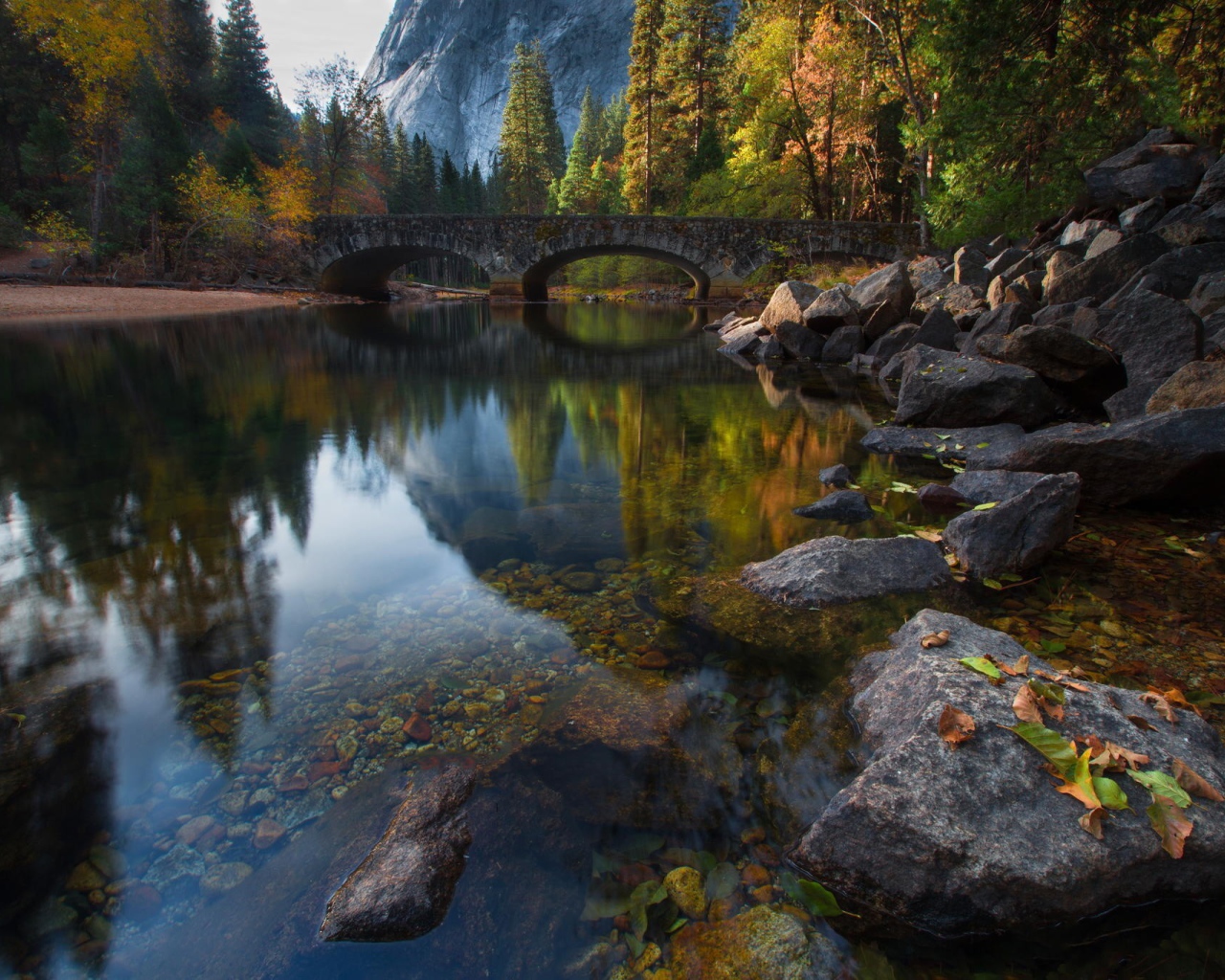 Старинный каменный мост над рекой
