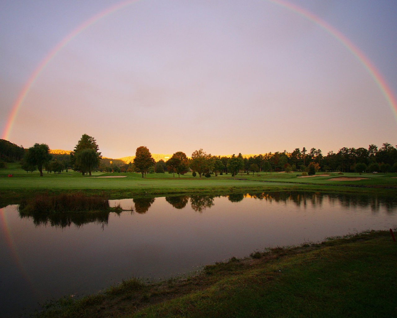 Радуга после дождя над озером