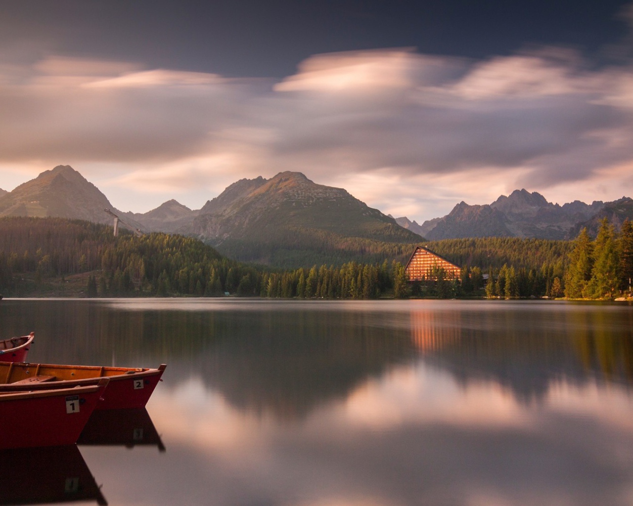 Красные лодки на горном озере