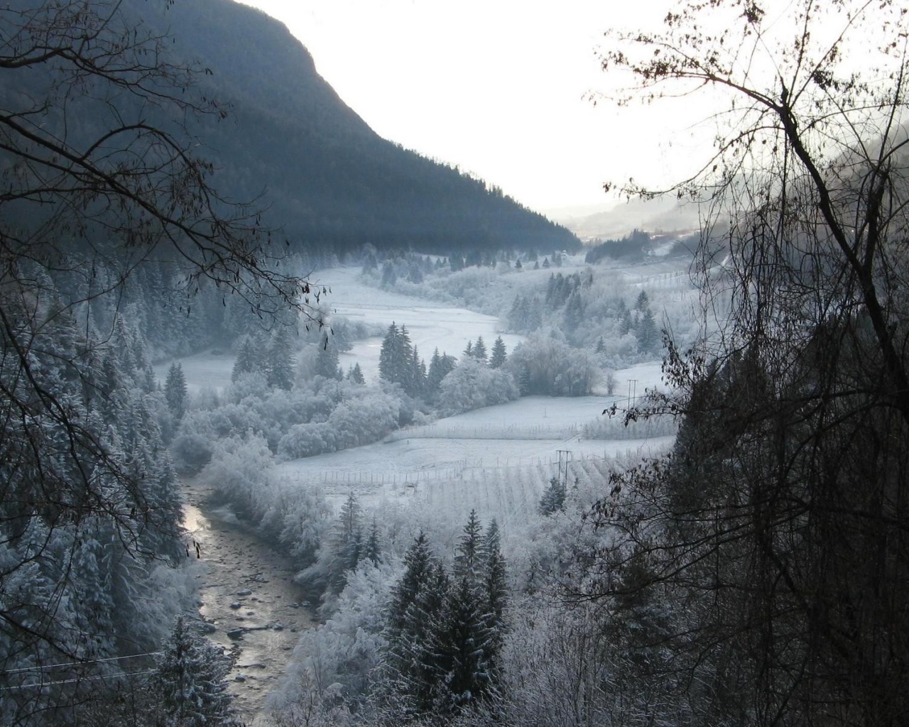 Река в горной долине зимой