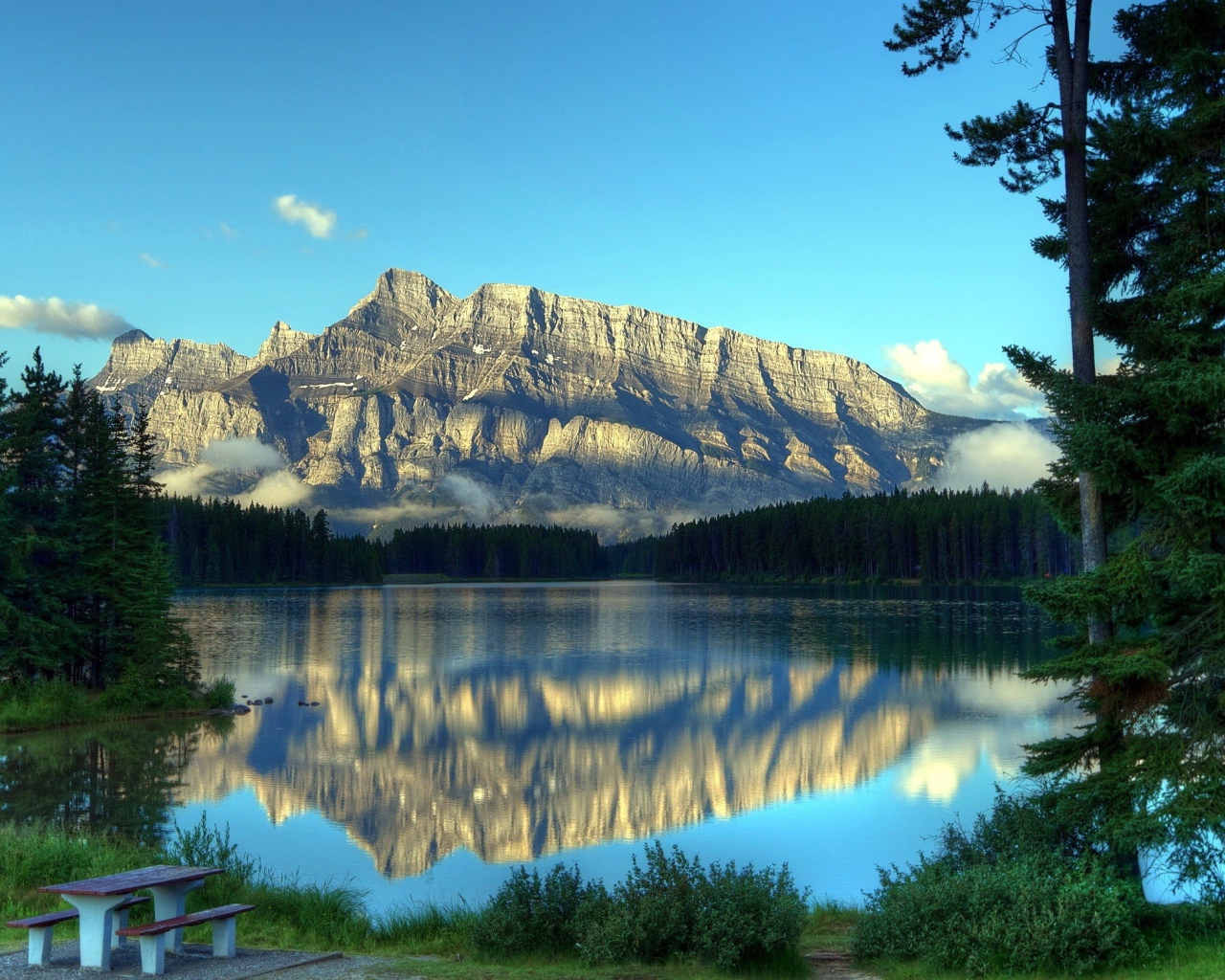 Скала отражается в горном озере