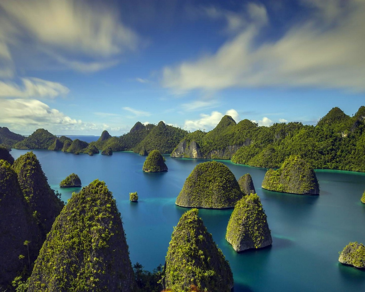 Скалы поросшие зеленью среди реки