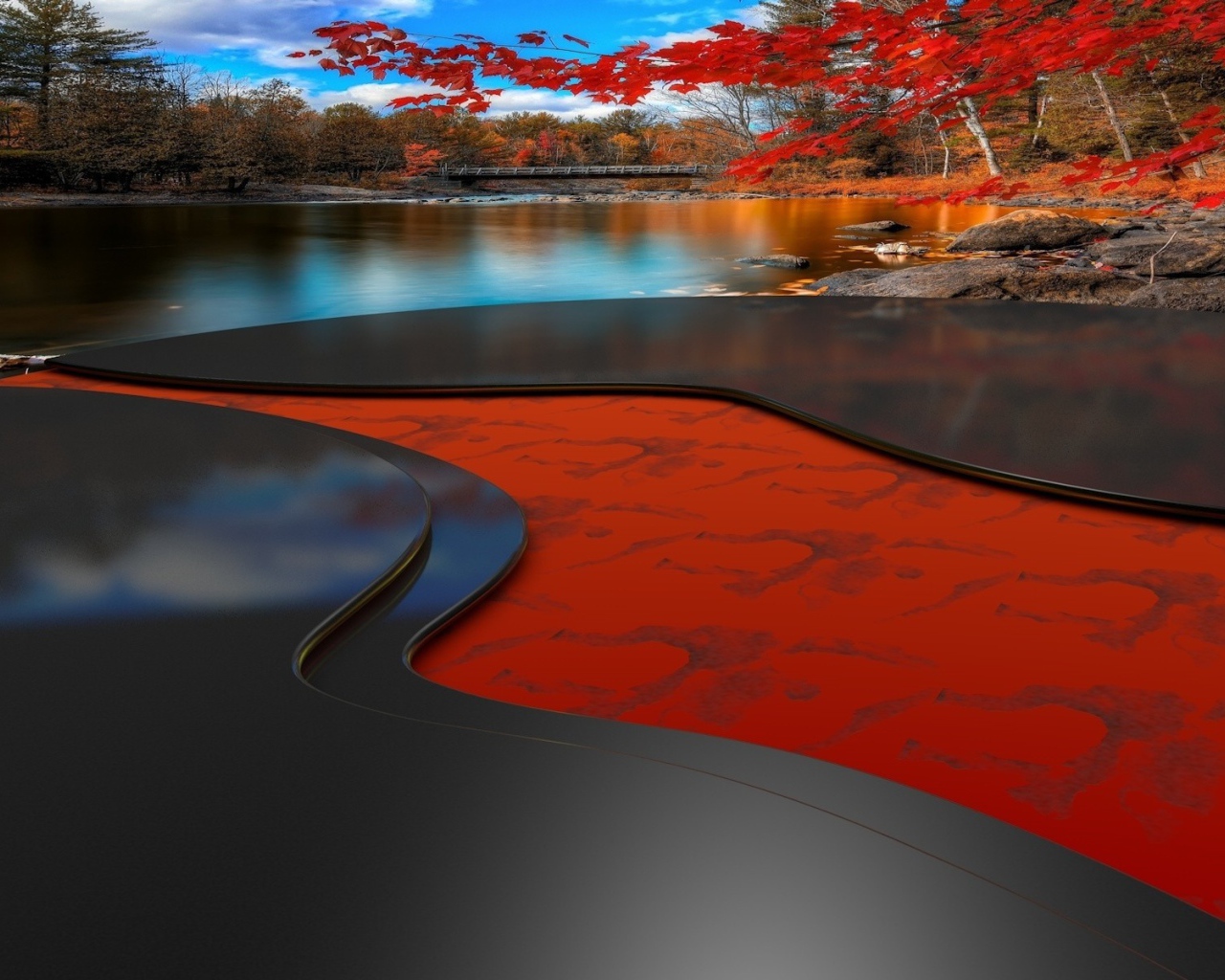 Гладкие панели на берегу реки