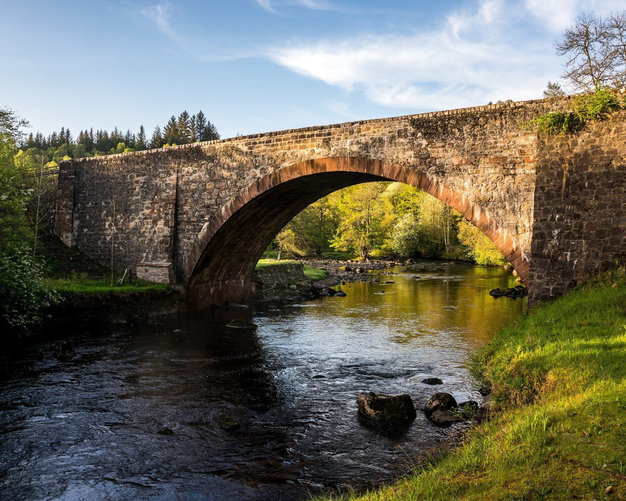 Основательный каменный мост через реку