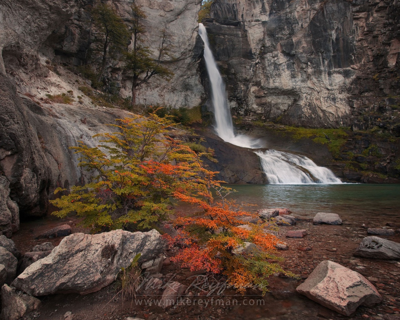 Начало реки у отвесной скалы