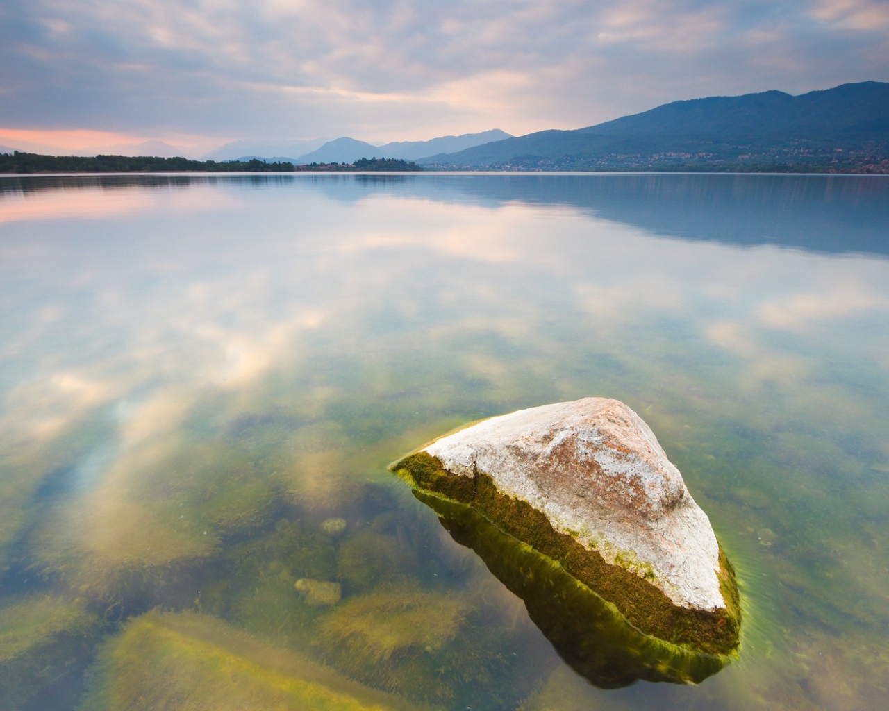 Камень в воде озера