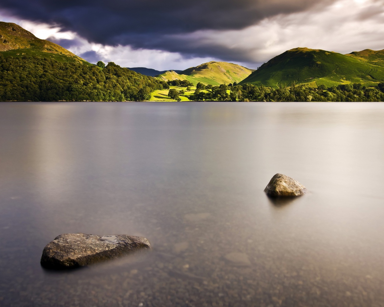 Камни в воде мелкого озера