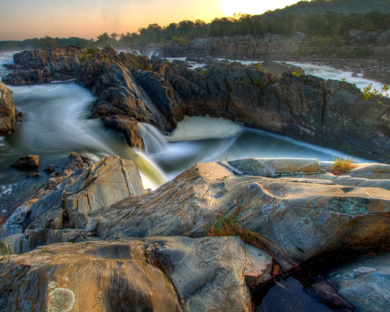 Бурная река среди скальных образований